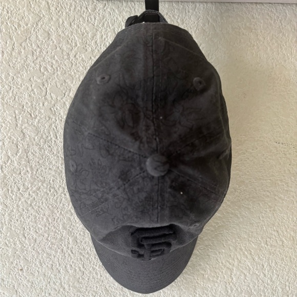 San Francisco Giants New Era Women's Black 9TWENTY Cap - Picture 3 of 5